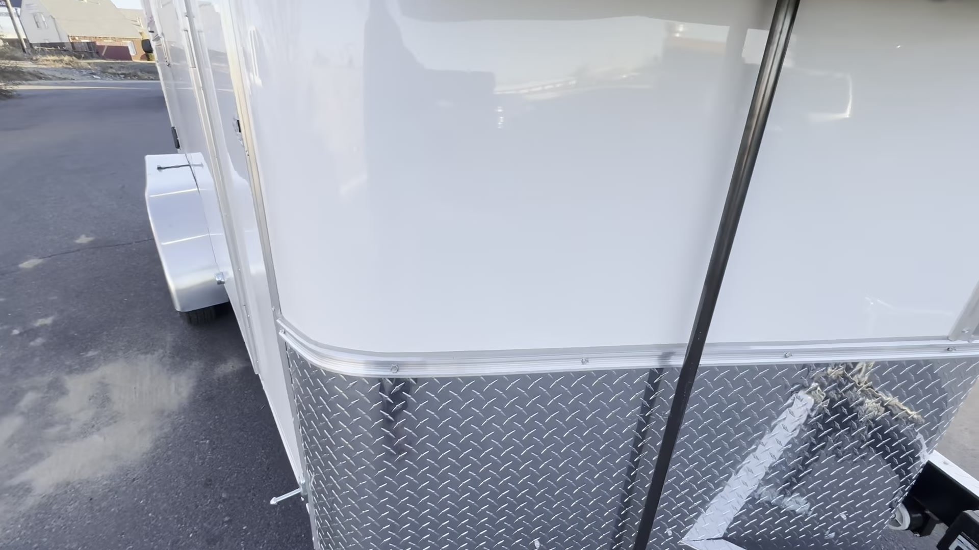 Front corner of the seamless skin food trailer with an aluminium diamond plate stone guard